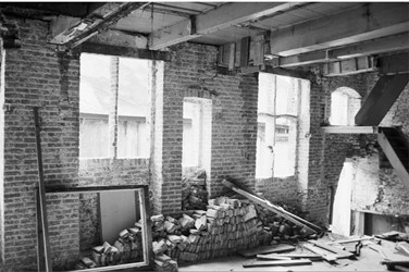 <p>Overzicht uit 1973 van de achtergevel van Papenstraat 11-13 tijdens de restauratie. De zolderbalklaag is nog alternerend, met afwisselend zware eiken en lichtere grenen balken (beeldbank RCE). </p>
